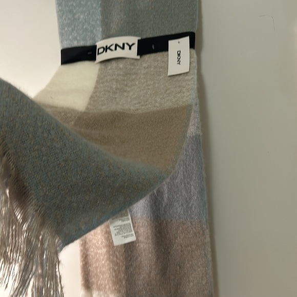 New DKNY throw 50’’ x 60’’ (127 cm x 152 cm) - Picture 5 of 5